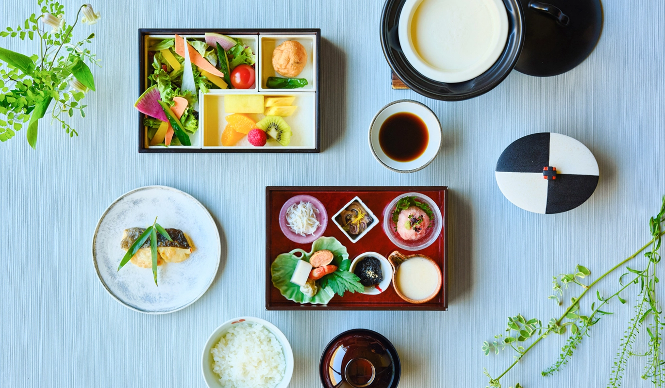 温泉と食事を楽しむ。